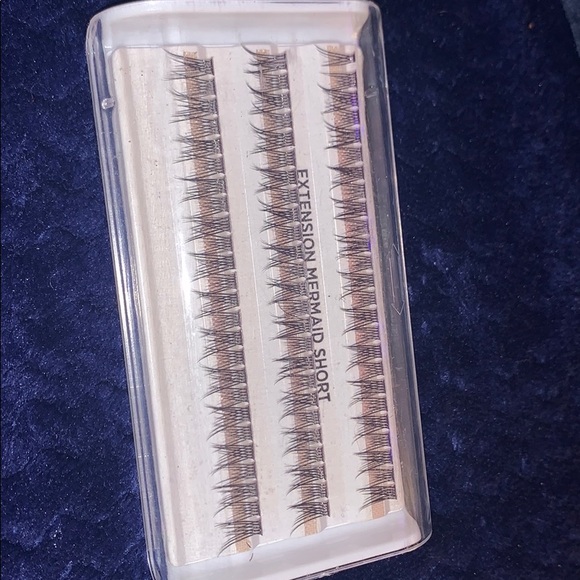 Eyelash extensions - Picture 1 of 1